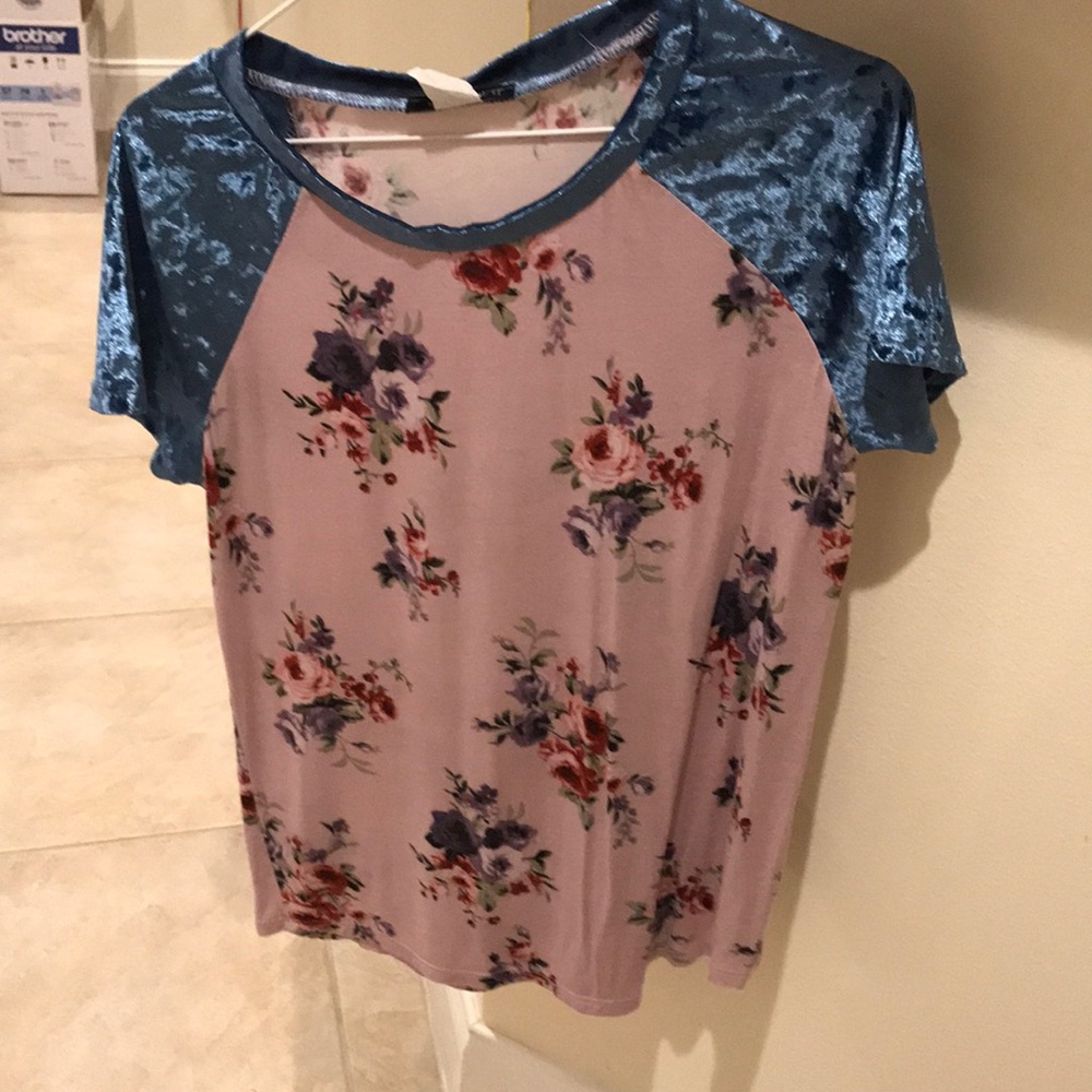 Junior Large top with crushed velvet sleeves